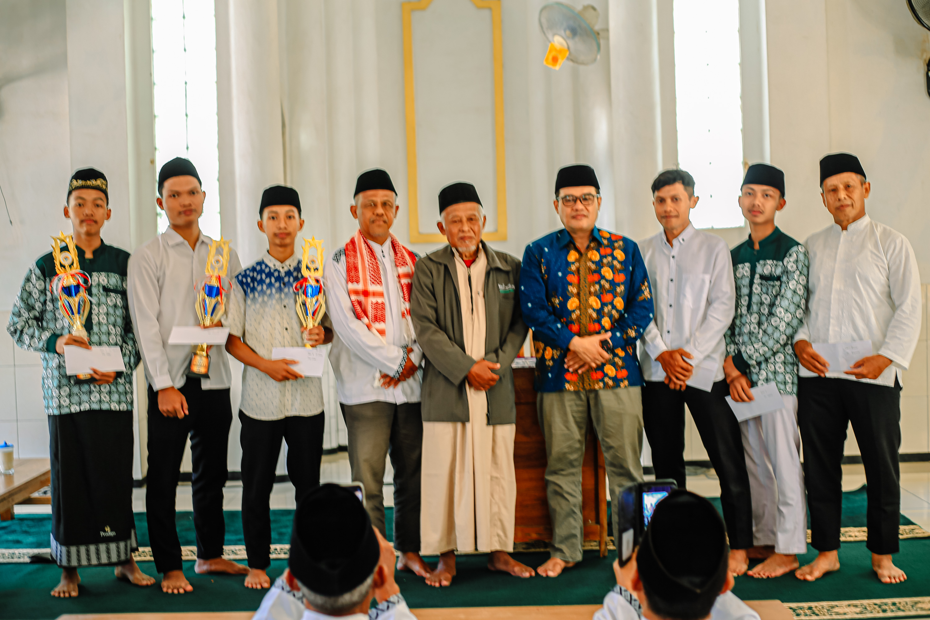 Camat Ngombol Serahkan Piala Kepada Juara Festival Anak Sholih 2026 Generasi Penerus LDII